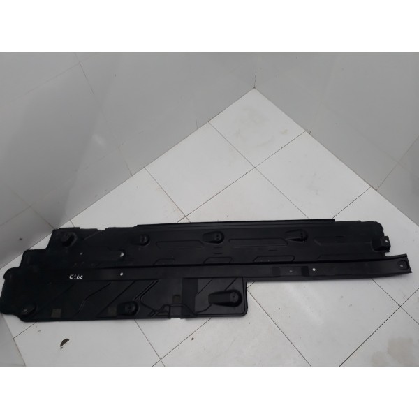 Protetor Assoalho Esquerdo Mercedes C180 2016 Detalhe